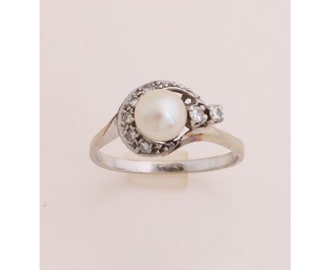 White gold ring, 585/000, with pearl and diamond Ring with a decoration of a half moon set with diamonds and in the middle of