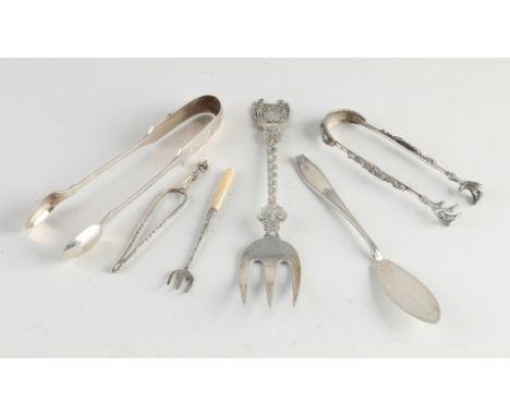 Lot with silver cutlery, with three tongs, including claw feet, a cake fork and a butter knife.&nbsp;Various levels.&nbsp;abo