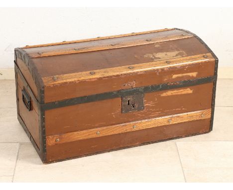 Small antique wooden cabin or classic car trunk with original polychrome.&nbsp;Circa 1920. Dimensions: 26 x 71 x 38 cm.&nbsp;