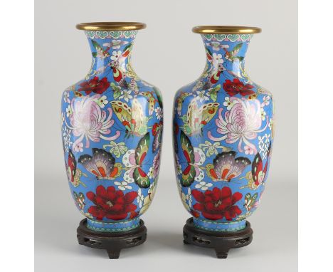 Two Japanese or Chinese cloisonné vases with floral/butterfly decor.&nbsp;First half 20th century.&nbsp;Dimensions: H 25 cm.&