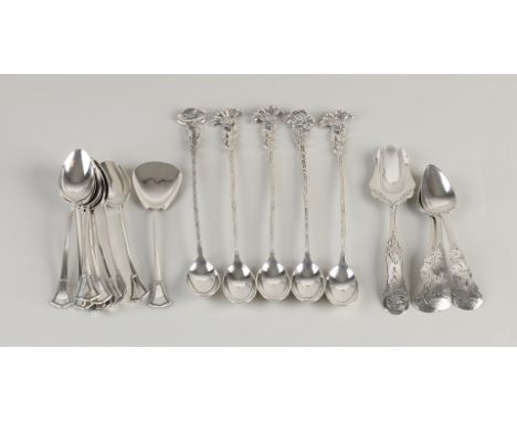 Lot of silver spoons with 5 sorbet spoons with a handle with floral decoration, 17 cm, 9 teaspoons and a sugar scoop with ang
