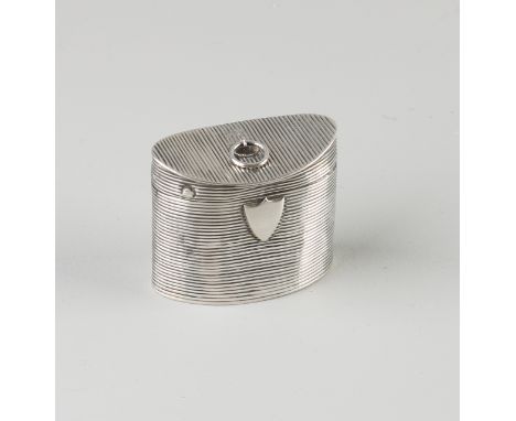 Silver boat-shaped snuff box, 833/000, decorated with a rib decor with shield.&nbsp;Schoonhoven.&nbsp;various dents, 4x2.5x3c