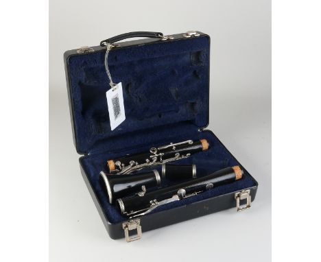 American Bundy clarinet in cassette.&nbsp;Dimensions: 60 cm.&nbsp;In good condition.