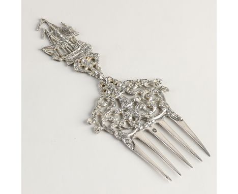 Silver fork, 833/000, 5 teeth, beautifully detailed and crowned with a three-master.&nbsp;MT.: Fa Dahlia, Amsterdam, jl.: Q:1