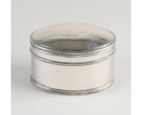 Antique silver box, oval model decorated with pearl and fillet edges.&nbsp;Fitted with a hinged lid with trebled scalloped ed