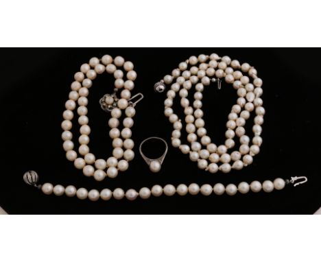 Lot of cultured pearls with a long necklace of pearls, ø 6mm, with silver ball clasp, 925/000, 65 cm, silver ring with pearl,