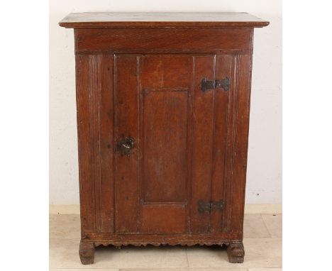 18th century German oak one-door bread spider with sled legs, original lock + key.&nbsp;Dimensions: 115 x 54 x 90 cm.&nbsp;In