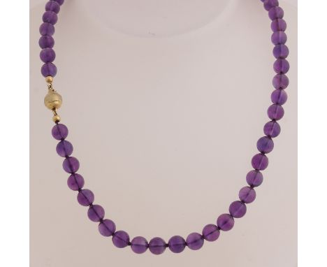 Necklace of round amethyst beads, ø 6,5mm, knotted on a yellow gold ball clasp, 585/000, with matte and poly finish, ø 8mm.&n