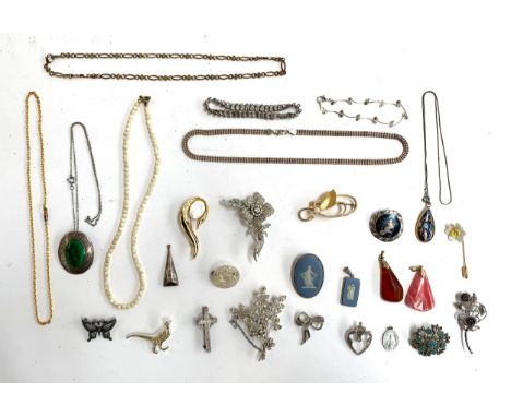 A mixed lot of jewellery to include silver Wedgwood jasperware pendant and brooch; silver necklace, 12.8g; floral brooches se