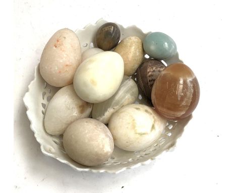 A lot of 12 mineral specimen eggs, to include marble, in a pierced ceramic bowl 