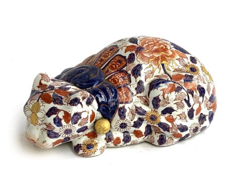 An early 20th century Chinese Imari style cat figurine by YaYou Zhen Cang, stamped to base, approx. 33cmL 