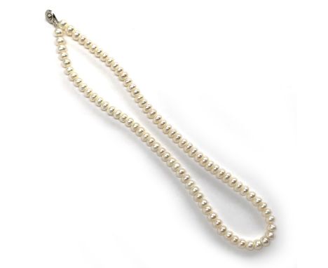 A Teng Yue single strand pearl necklace, 46cm long unclasped 