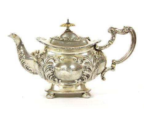 An Edwardian silver teapot, with cast acanthus decoration on squat bun feet, Birmingham, 1903, approximately 15 troy ounces