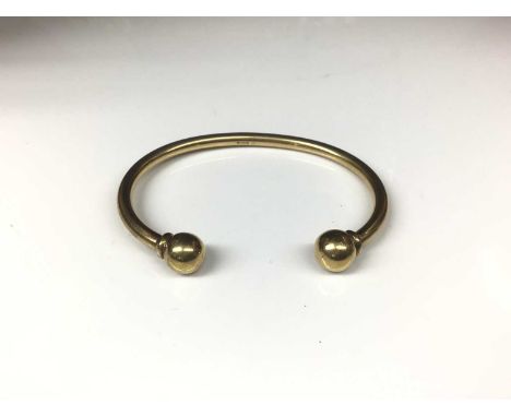 9ct gold torque bangle with ball terminals (London 1938), 20cm inner circumferenceWeight 43 grams