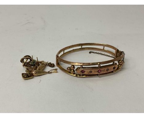 Edwardian 9ct gold bangle set with three coloured gem stones, together with a group of yellow metal earrings. 12.6 grams tota