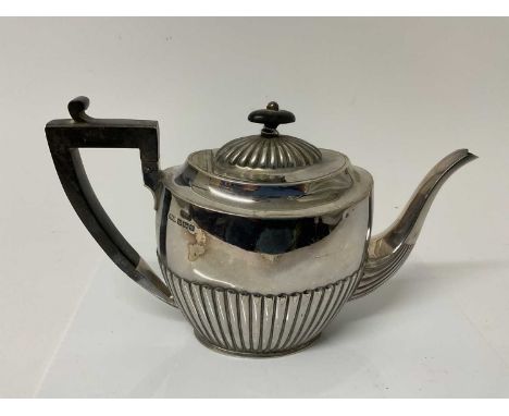 George V silver teapot with fluted decoration and ebonised handle and finial, (Sheffield 1910), maker Atkin Brother, 27cm in 