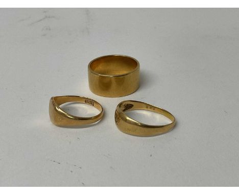 Edwardian 18ct gold band ring, (London 1908), ring size Q, together with two other 18ct gold rings (3).15.9 grams total weigh