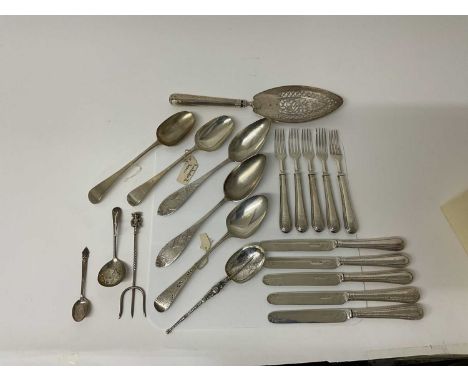 Group of Georgian and later silver flatware, to include a pierced fish slice (London 1791), table spoons, toasting fork, dese