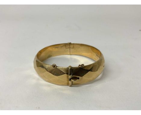 9ct gold faceted bangle (Birmingham 1987)Weight 16.8 grams6cm in diameter