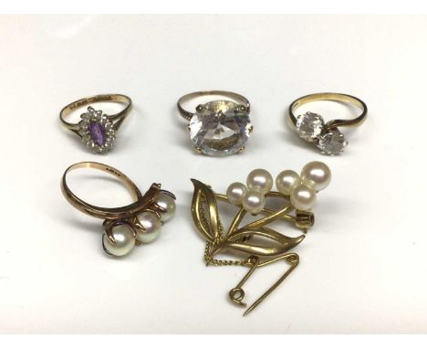 Three 9ct gold gem set dress rings, 9ct gold three pearl cross over ring and 9ct gold cultured pearl brooch (5)Total weight 2