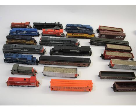 HO GAUGE AMERCIAN LOCOMOTIVES &amp; ROLLING STOCK a large qty of unboxed DC analogue locomotives, including Pacific Harbor Li