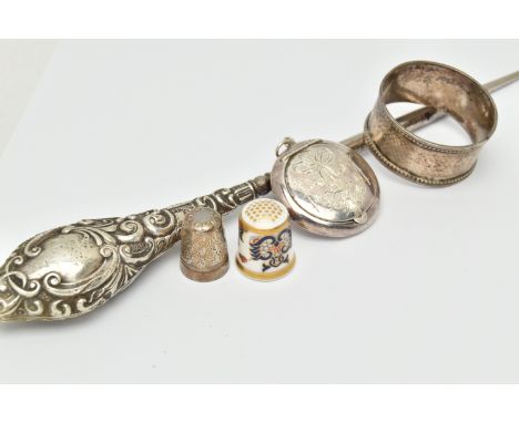 FIVE ITEMS, to include an Edwardian silver handled button hook, hallmark for Chester 1908, an Edwardian silver napkin ring wi