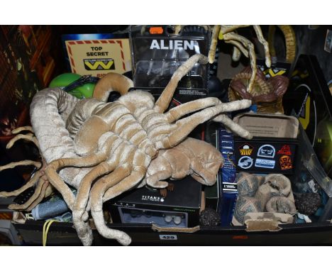 A BOX AND LOOSE 'ALIEN' COLLECTABLES, to include a boxed Reel Toys Alien Fully Articulated action figure, a boxed Titans viny