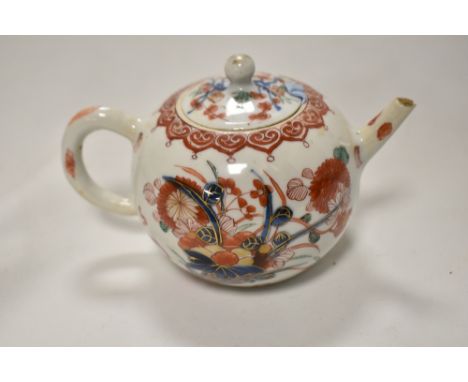 An early 18th century Chinese Imari pattern porcelain teapot in fine condition