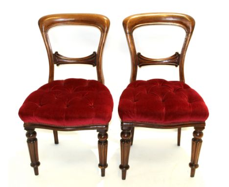 Set of seven Victorian mahogany balloon and bar back dining chairs on front fluted turned legs, red Dralon button stuffed ove