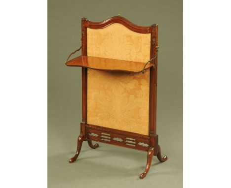 An Edwardian mahogany fire screen, with rise and fall action and raised on four downswept carved legs.  Width 52 cm.  CONDITI