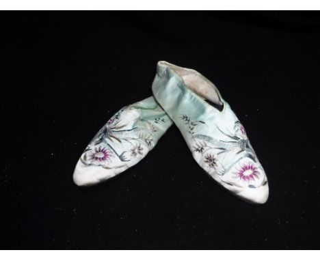 A PAIR OF VINTAGE SATIN SLIPPERS embroidered with Oriental birds of prey and flowers