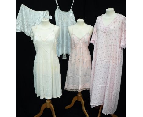 A COLLECTION OF VINTAGE UNDERGARMENTS AND NIGHT WEAR 