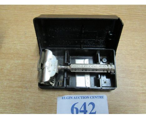  Sale Item:    CASED EVER READY RAZOR   Vat Status:   No Vat   Buyers Premium:  This lot is subject to a Buyers Premium of 15