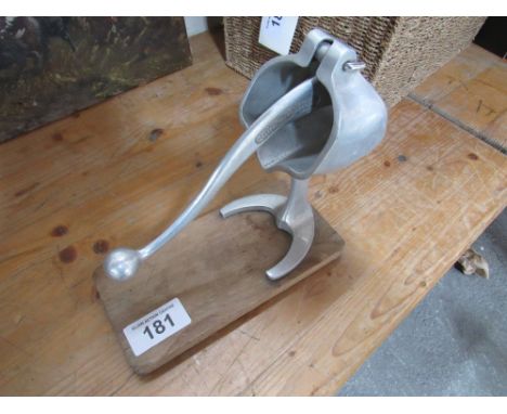  Sale Item:    HAND JUICER   Vat Status:   No Vat   Buyers Premium:  This lot is subject to a Buyers Premium of 15% + Vat @ 2