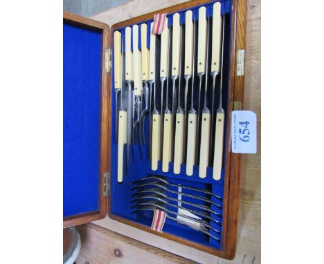  Sale Item:    OAK CANTEEN CUTLERY   Vat Status:   No Vat   Buyers Premium:  This lot is subject to a Buyers Premium of 15% +