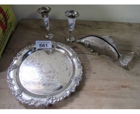  Sale Item:    PLATED SALVER METAL FISH MENU HOLDER & 2 METAL POSY HOLDERS  Vat Status:   No Vat   Buyers Premium:  This lot 