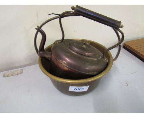  Sale Item:    BRASS BERRY PAN & KETTLE   Vat Status:   No Vat   Buyers Premium:  This lot is subject to a Buyers Premium of 