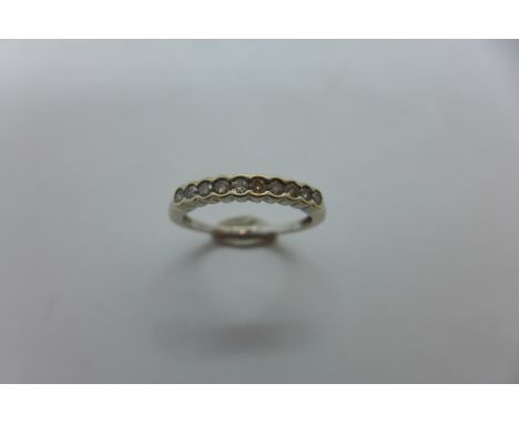 An 18ct white gold diamond ring, 0.25ct in total, size L/M - marked 750 - approx 2 grams, in good condition 