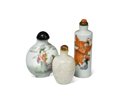 A Chinese famille rose porcelain snuff bottle, Qing Dynasty, 18th/19th century, finely painted with two mythical maidens sail