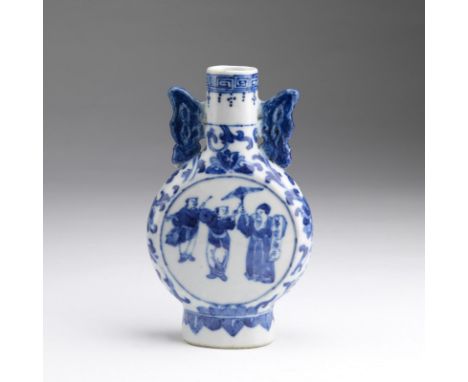 Chinese Art A blue and white porcelain flask painted with players China, 19th century . . Cm 16,00.