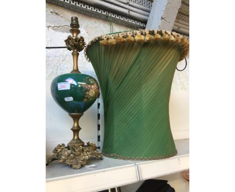 AN ORNATE TABLE LAMP   G5