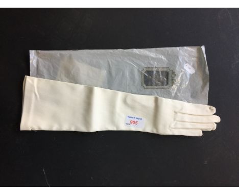 LADIES VINTAGE CHRISTIAN DIOR GLOVES   C