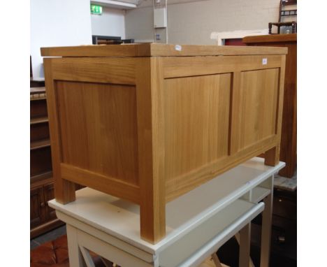 A MODERN LIGHT OAK TRUNK   H51CM W86CM D45CM