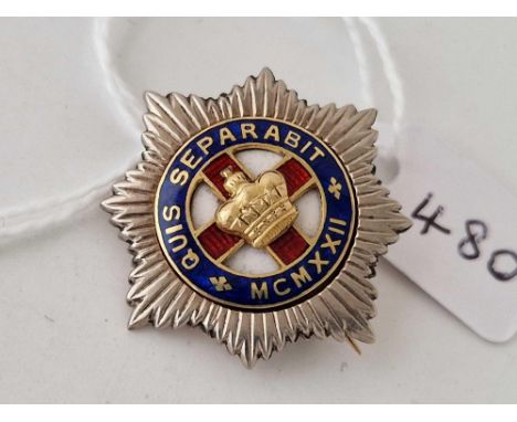 A GOLD REGIMENTAL BROOCH FOR 4th/7th Royal Dragoon Guards CENTRAL BLUE RED &amp; WHITE ENAMEL DESIGN A CENTRE CROWN AND ABOVE