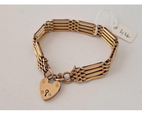 A FOUR BAR GATE BRACELET WITH HEART SHAPED PADLOCK CLASP, 7 inches, 14.7 g