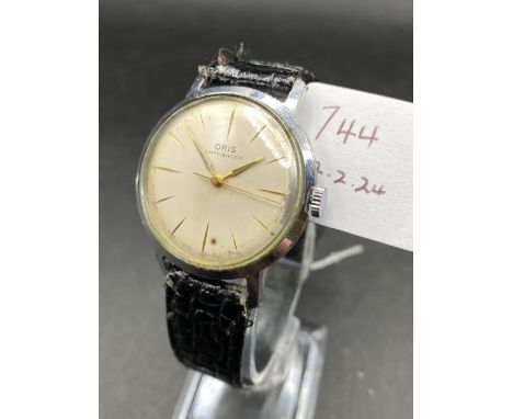 A gents vintage Oris wrist watch with seconds sweep