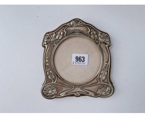 Stylish Art Nouveau photo frame with circular aperture. 6.5 in high. Birmingham 1904. By M &amp; C
