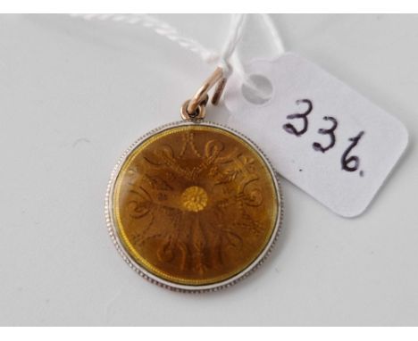 A CHILD AND CHILD pretty gold enamel pendant 4.9 gms
