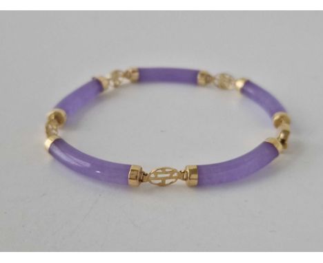 A Lavender jade and 14ct gold bracelet