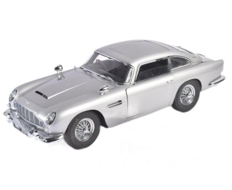 James Bond ; A large and heavy quality 1:8 scale Eaglemoss diecast precision model of James Bond's Aston Martin DB5. Highly d